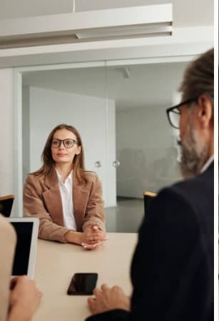 A founder meeting her advisor across the table